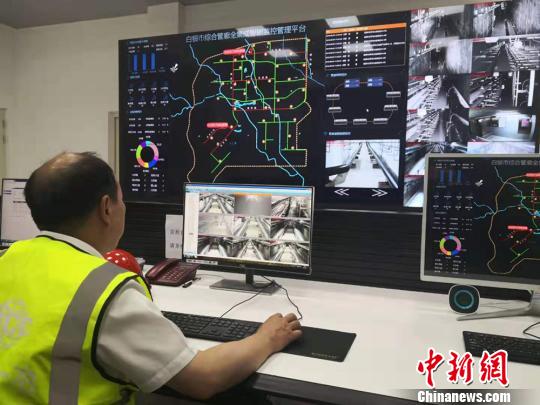 圖為白銀綜合地下管廊總控室工作人員正在進(jìn)行氧氣、濕度、溫度等監(jiān)測。 高康迪 攝 圖為白銀綜合地下管廊總控室工作人員正在進(jìn)行氧氣、濕度、溫度等監(jiān)測。 高康迪 攝
